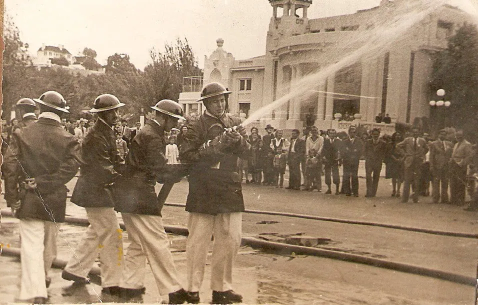 Ejercicios doctrinales de agua realizados por la Cuarta Compañía en el frontis del Casino Municipal de Viña del Mar