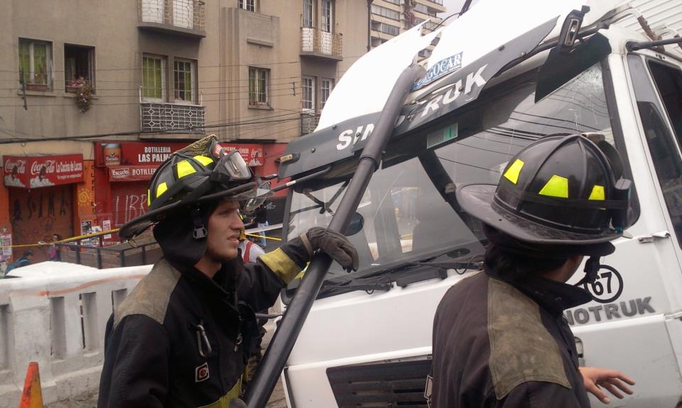 Tres Compañías del CBVM acudieron a fatal accidente en Viña del Mar