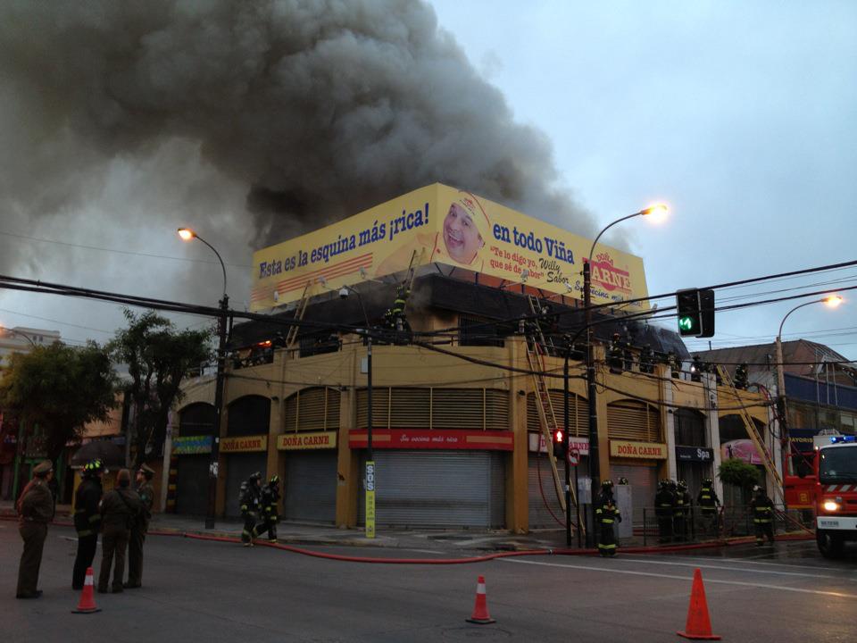 Seis compañías trabajaron en incendio declarado en pleno centro de Viña del Mar
