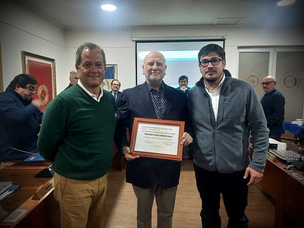 Directorio General recibe nuevo Miembro Honorario, Francisco Garrido Daza, es investido por sus 40 años de servicio