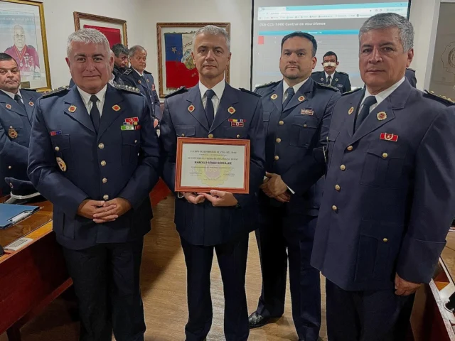 👨🏻‍🚒DIRECTORIO•GENERAL👩🏻‍🚒 Presidida por nuestro Superintendente, señor Hernán Pérez Parra, durante la reunión ordinaria del mes de abril, la tarde de esta viernes se ha aceptado a un nuevo Miembro Honorario del Directorio General, tras haber calificado los 40 años al servicio de la  institución, el señor Marcelo Gómez González.

Integrante de la Primera Compañía, el actual Capitán de la Unidad y Miembro Honorario, ingresó a la institución el 10 de abril de 1985, a la edad de 20 años. 

Durante su carrera bomberil ha desempeñado los cargos de: 

👨🏻‍🚒Capitán de Compañía. 
👨🏻‍🚒 Capitán Interventor de Compañía.
👨🏻‍🚒Teniente Primero. 
👨🏻‍🚒Teniente Segundo. 
👨🏻‍🚒Teniente Tercero. 
👨🏻‍🚒Ayudante de Compañía.
👨🏻‍🚒Consejero de Disciplina. 
👨🏻‍🚒Inspector General del Departamento de Materiales Peligrosos. 
👨🏻‍🚒Inspector General de Seguridad.

Calificó al Séptimo Premio del Cuerpo, el viernes 11 de abril de 2025, con 1.685 listas sobrantes.

👨🏻‍🚒👩🏻‍🚒 Felicitamos al nuevo Miembro Honorario, por esta destacada carrera al interior de la institución👨🏻‍🚒👩🏻‍🚒