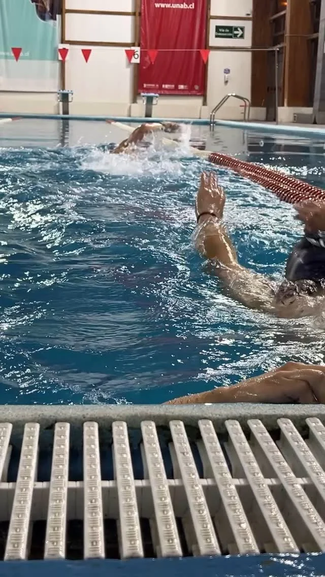 👨🏻‍🚒ACADEMIA•CBVM👩🏻‍🚒Como parte del desarrollo integral de nuestro bomberos y bomberas, en una alianza con la carrera @entrenador.deportivo.unab sede Viña del Mar, la Academia de Bomberos de Viña del Mar, Comandante Jaime Codina Díaz, inició el Proyecto “Factor 132”: un plan que busca evaluar sistemáticamente la condición física de los integrantes de nuestras Compañías, entregando recomendaciones de profesionales para optimizar el entrenamiento y desempeño físico de nuestros respondedores a emergencias. 

Mediante la implementación de un programa de natación, con base en la condición física real y las necesidades que presentan los escenarios y condiciones que demandan las emergencias a las que respondemos, se buscará potenciar las capacidades físicas de nuestros bomberos, tanto aeróbicas, como fuerza muscular e incluso; el manejo del estrés durante el desempeño en diversos despachos.

👩🏻‍🚒Agradecemos al equipo de la carrera de Entrenador Deportivo, a su staff de profesores y estudiantes en práctica👨🏻‍🚒

#bomberosvina #bomberosdechile #vinadelmar #concon #unabviña